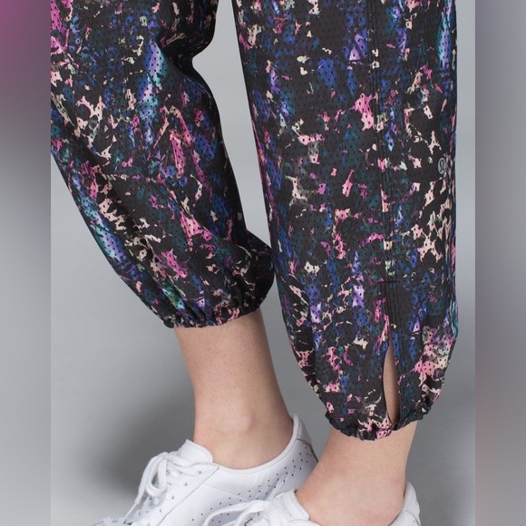 Lululemon Women’s Om Mesh Jogger Pants Floral Sport Black Multi Size 2 - Picture 7 of 16